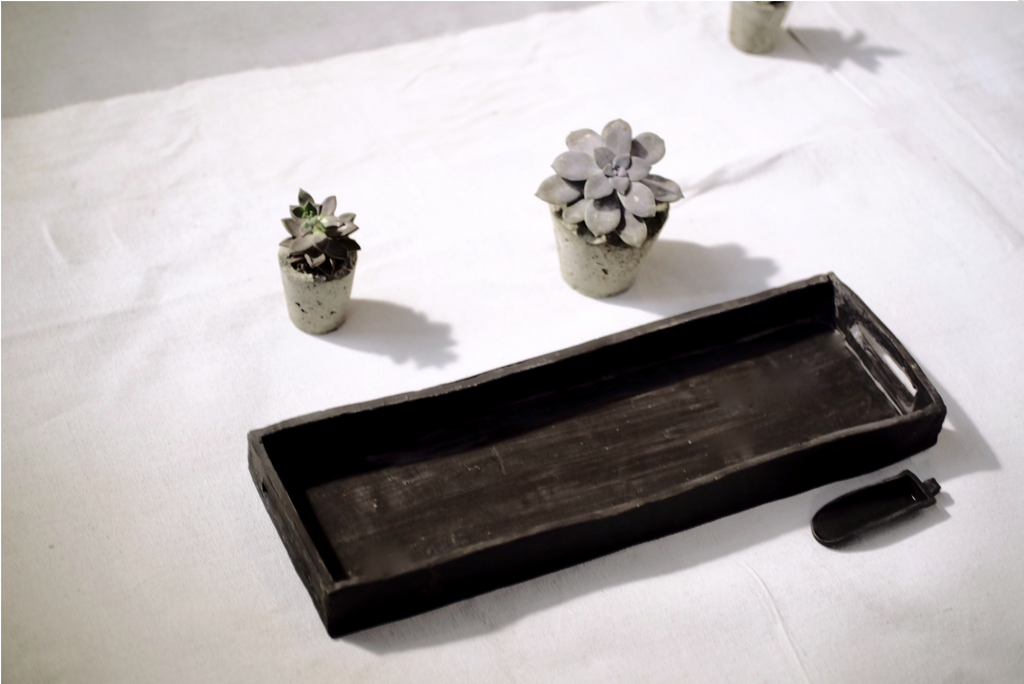 Kate and Ali - Medium Handled Serving Tray in Black